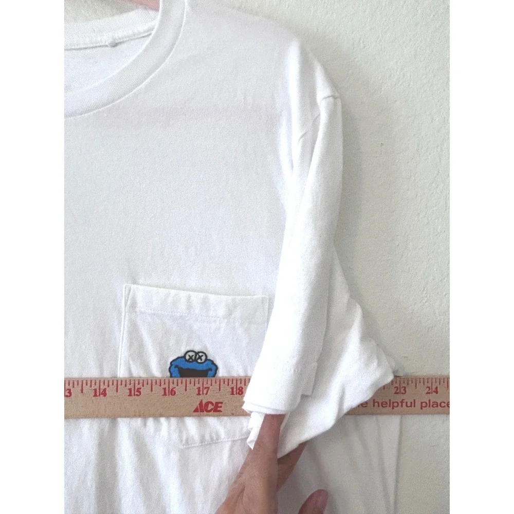Streetwear Uniqlo X‎ KAWS Sesame Street Cookie Monster Pocket T-Shirt White SZ L